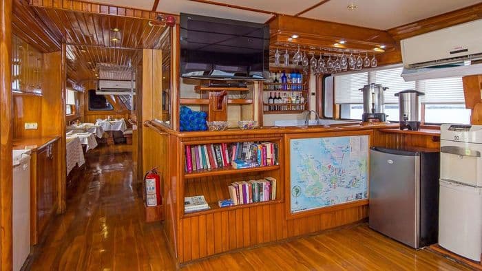 Estrella del Mar Galapagos Cruise+Flights