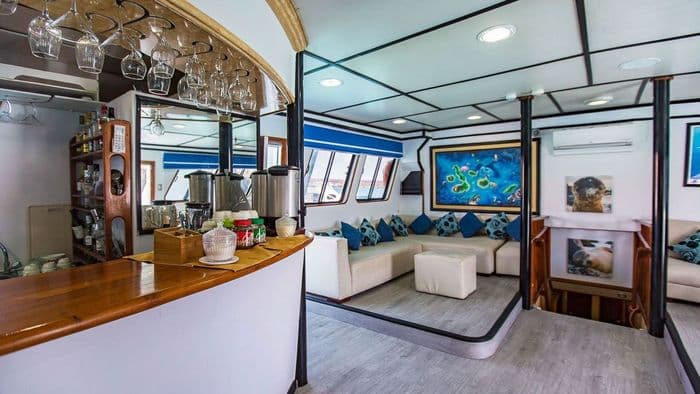 Yolita II Galapagos Cruise+Flights